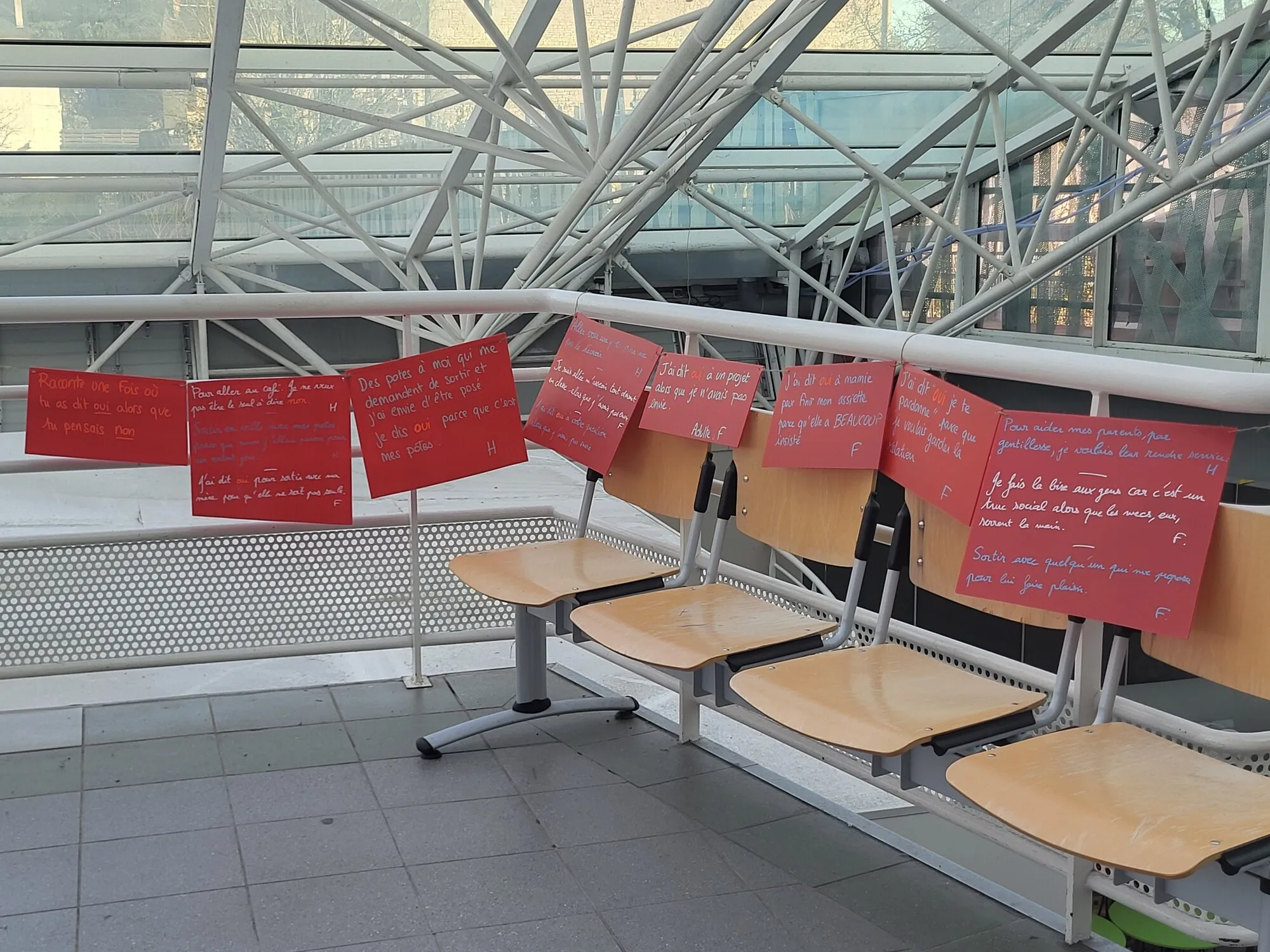 Pancartes de paroles d'élèves suspendues dans un hall de lycée